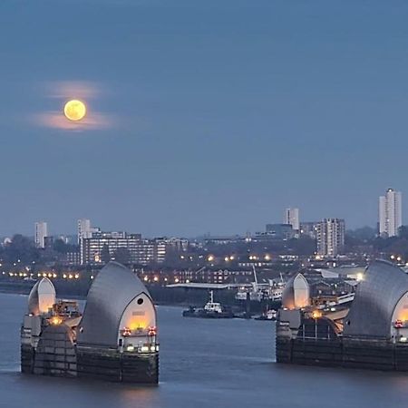 Large Double Room Overlooking The Thames Лондон Екстериор снимка