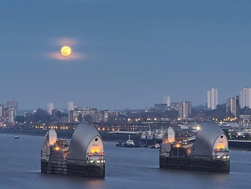 Large Double Room Overlooking The Thames Лондон Екстериор снимка