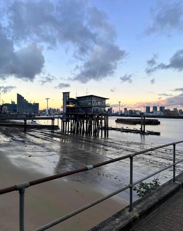 Large Double Room Overlooking The Thames Лондон Екстериор снимка